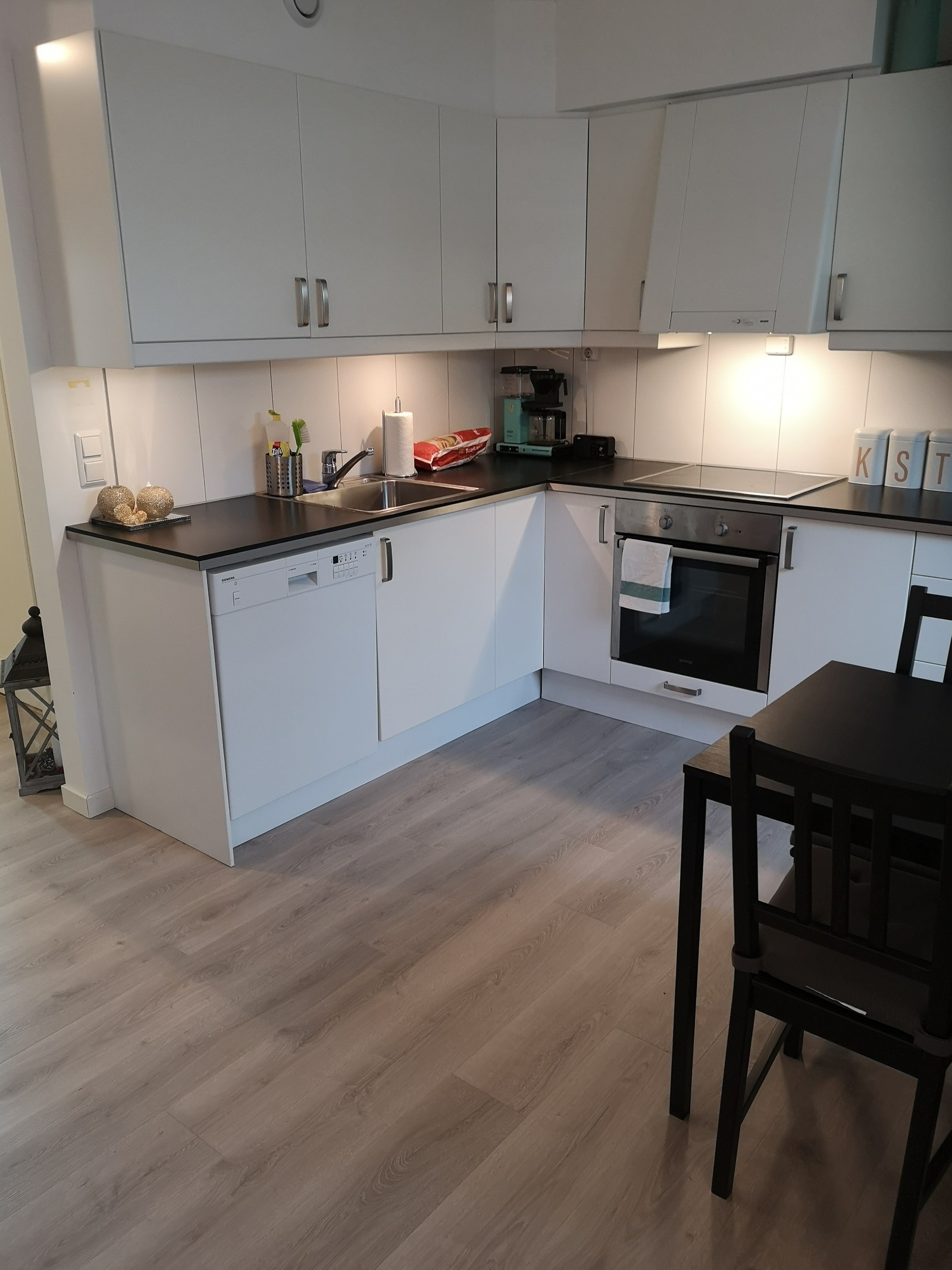 Kjøkken m/hvitevarer Galleribilde