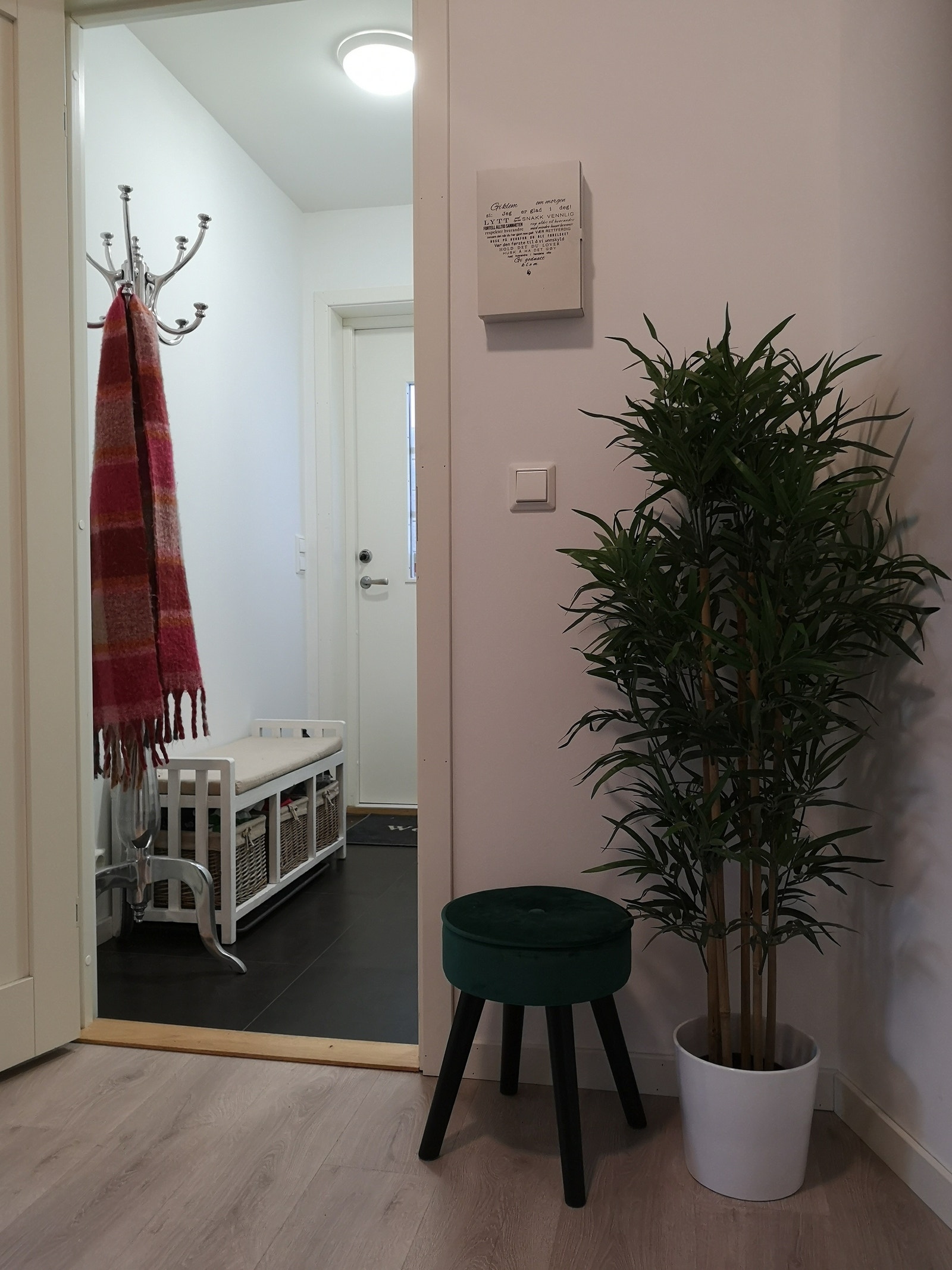 Entré sett fra gang Galleribilde