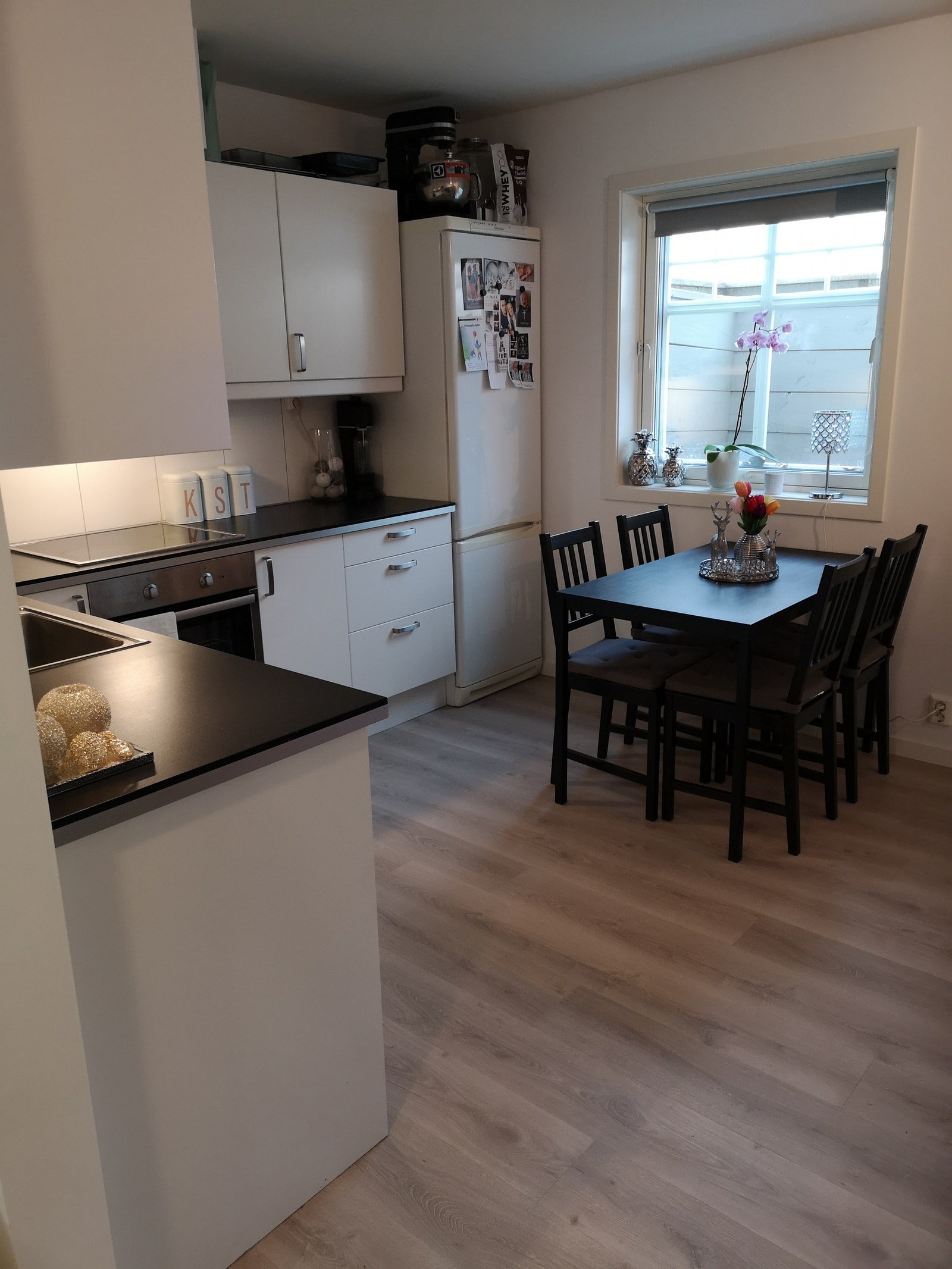 Kjøkken m/hvitevarer Galleribilde