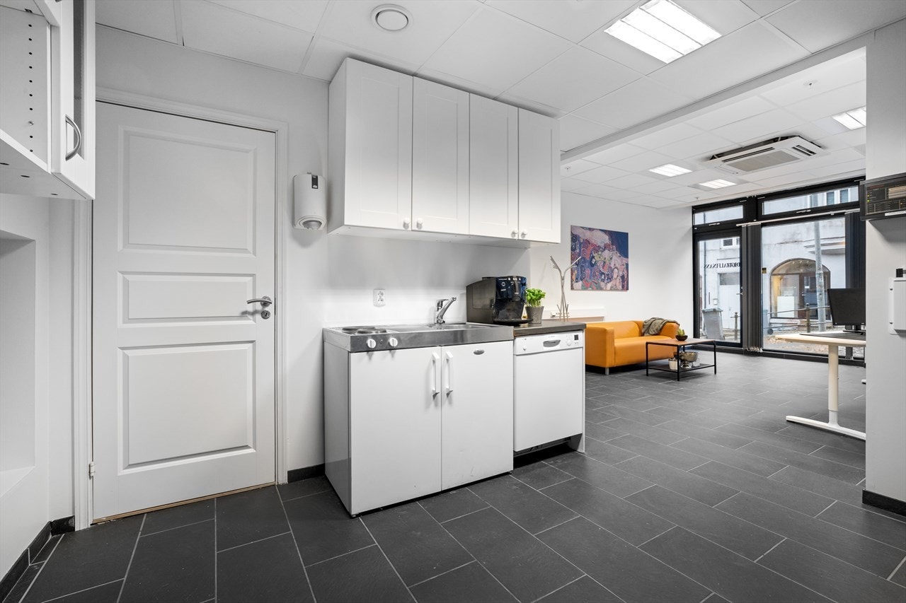 Det er etablert et hybelkjøkken med platetopp, kjøleskap og oppvaskmaskin. Galleribilde