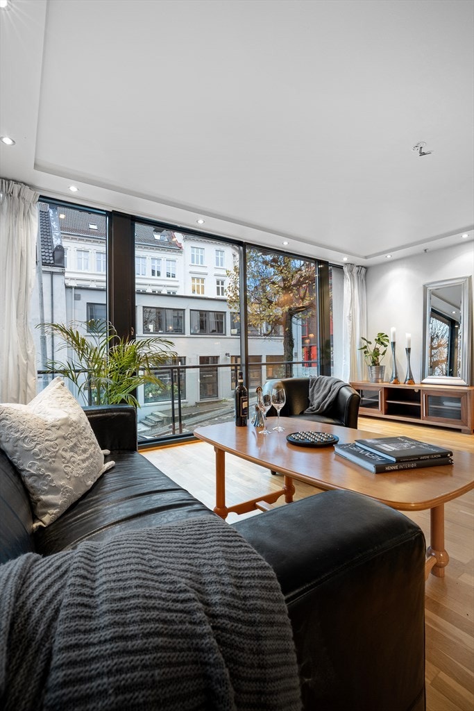 2.etg.: Romslig stue med downlights i spottekasse Galleribilde