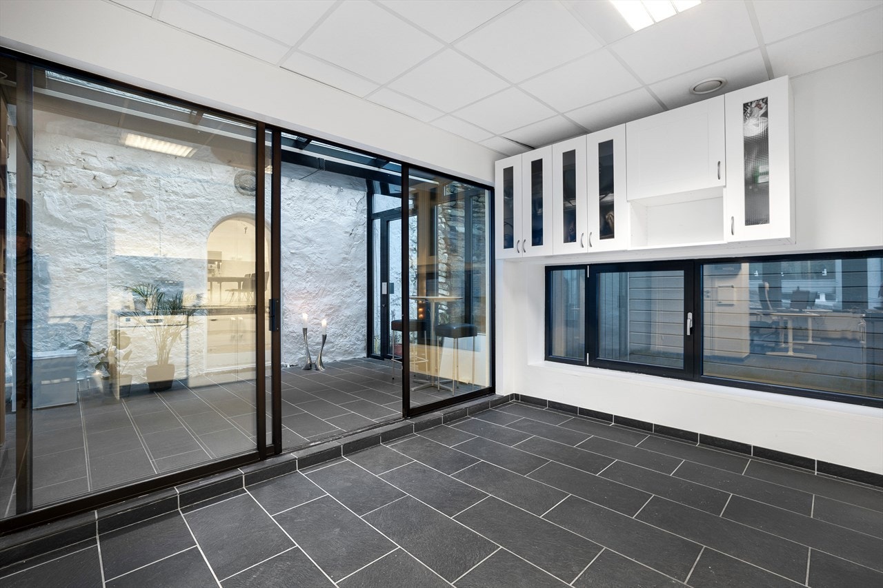 Næringsdel: Utgang til hall Galleribilde