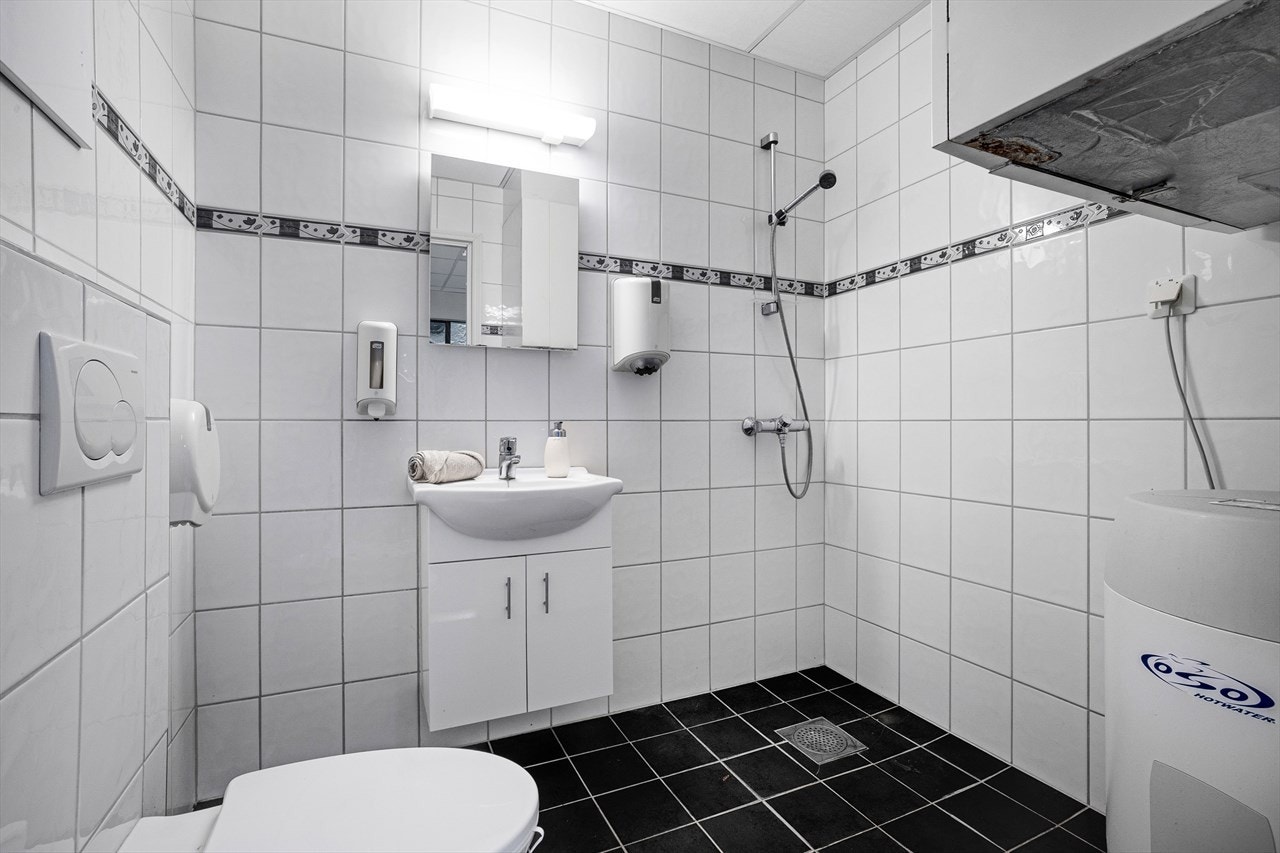 Næringsdel: Bad på 3,7 m2 med fliser på gulv og vegger samt system himling Galleribilde