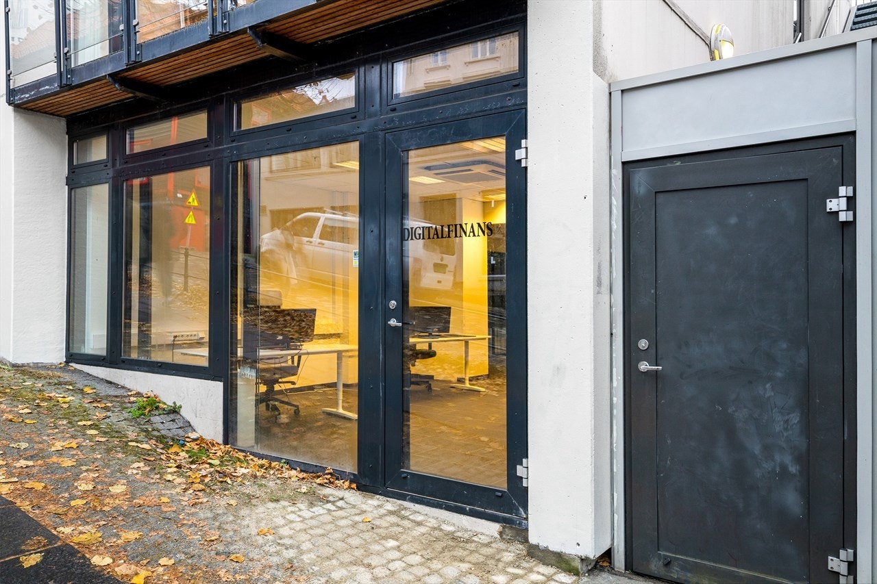 1.etg.: Næringsdel. Er i dag utleid for kr. 30.000,- pr. kvartal Galleribilde