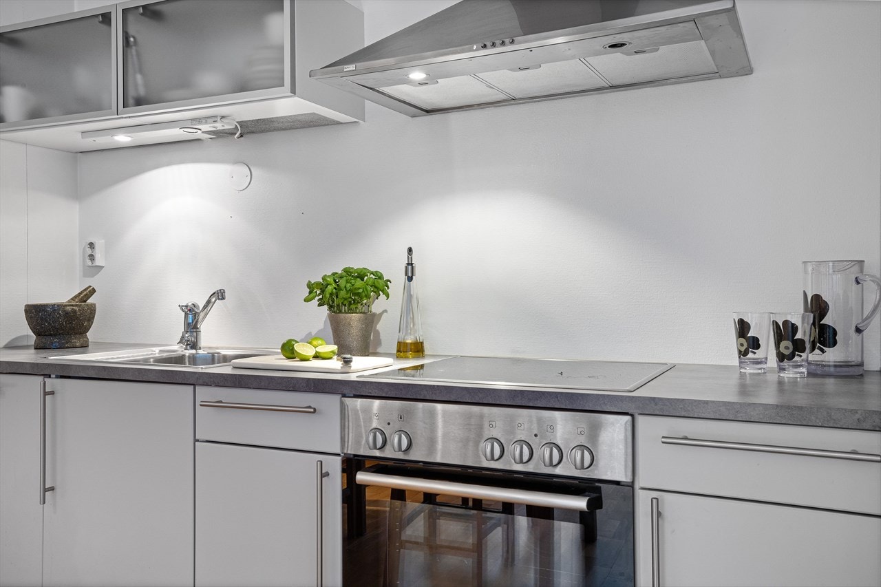 2.etg.: Pen kjøkkeninnredning med integrert komfyr, platetopp og oppvaskmaskin Galleribilde