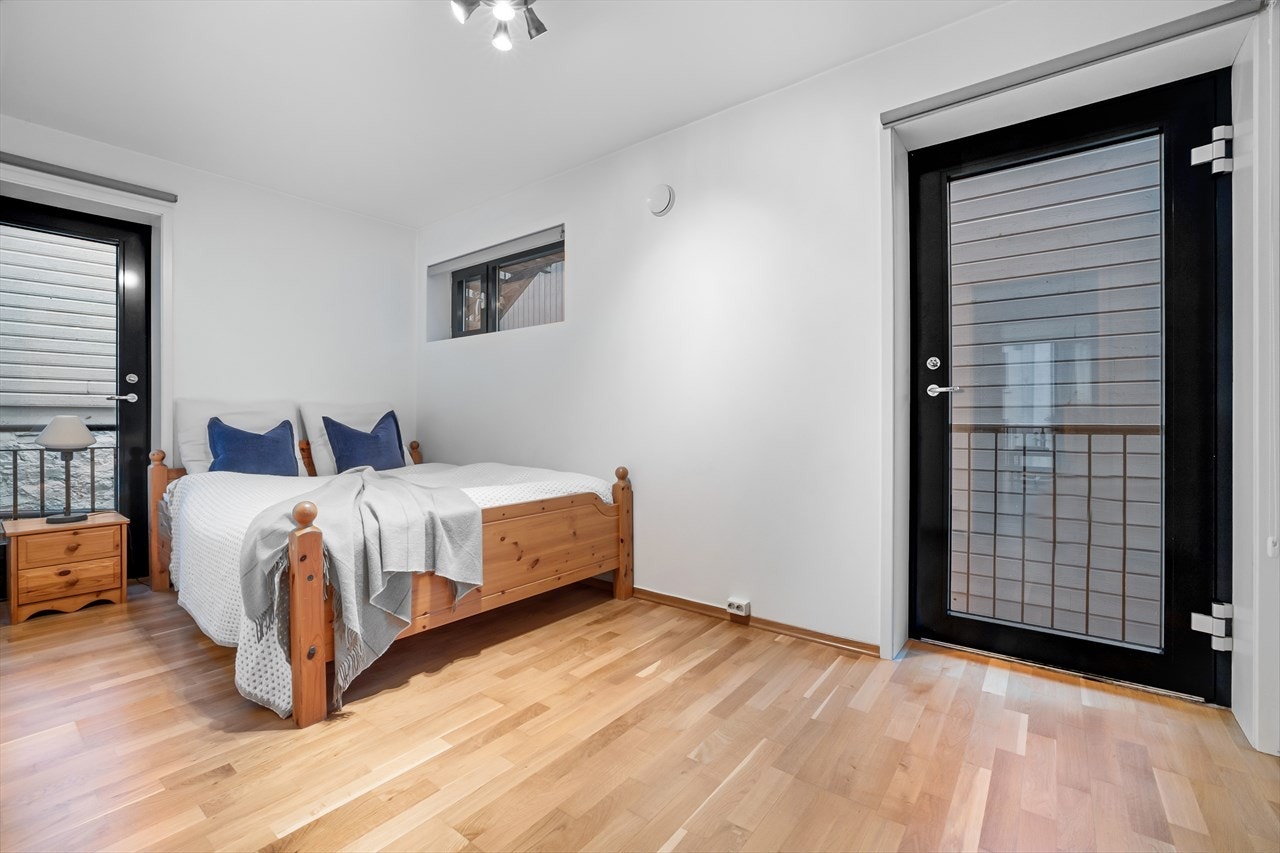 2.etg.: Romslig soverom med god plass til en standard soveromsinnredning Galleribilde