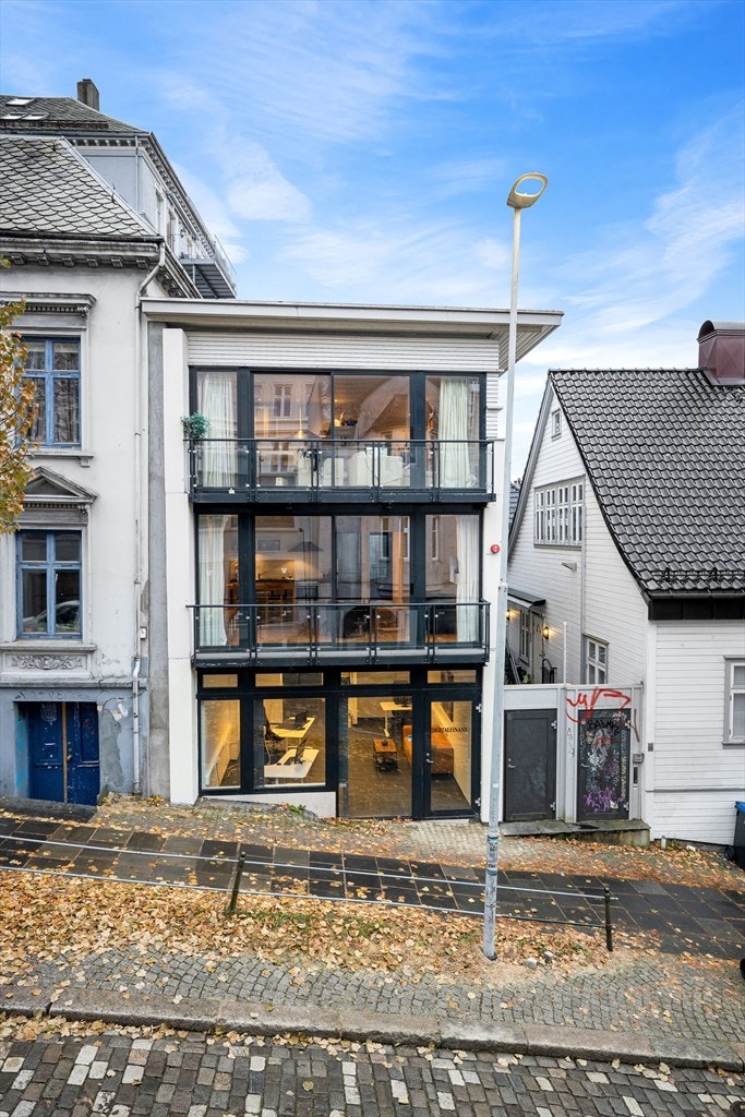 Kombinert bygg fra 2006 med næringsdel og 2 leiligheter Galleribilde