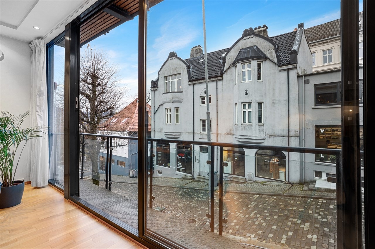 2.etg:: Moderne med store vindusflater Galleribilde