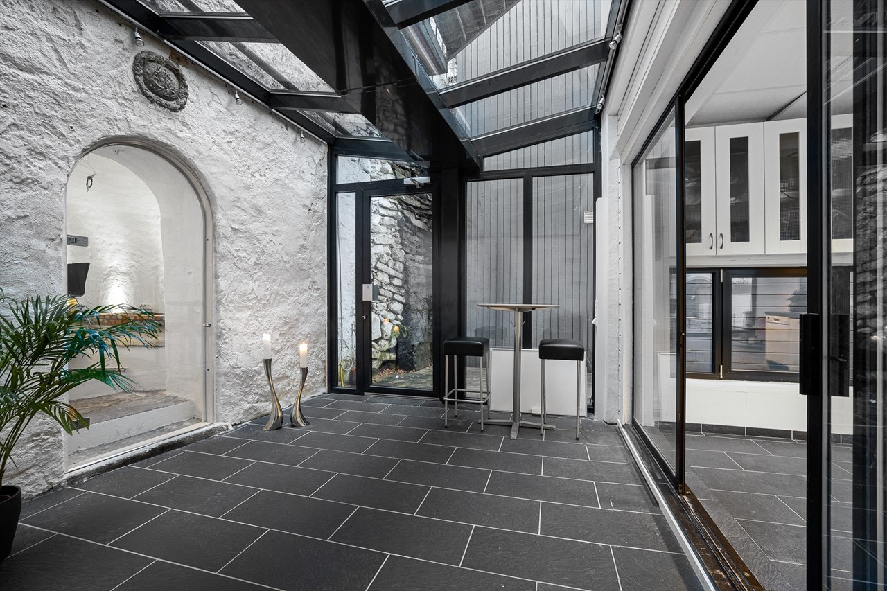 Næringsdel: Hall med utgang til markterrasse Galleribilde