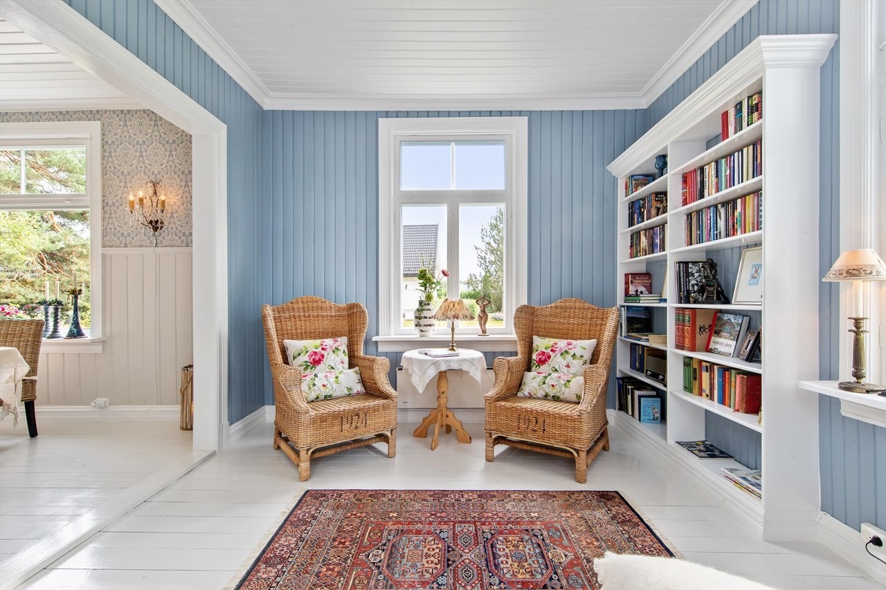 Dagligstuen har plassbygde bokhyller. Galleribilde