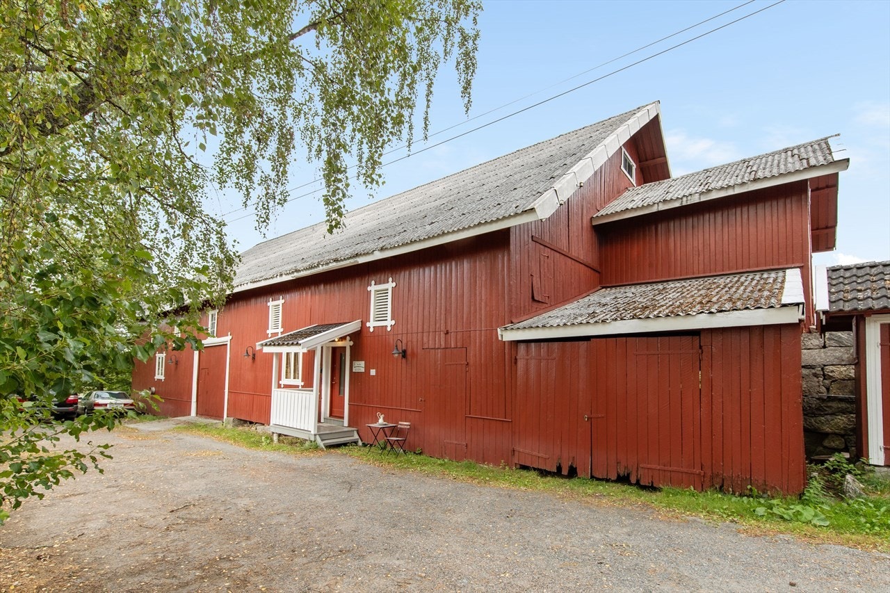 Låven har mange muligheter. Det er bl.a innredet kontor. Galleribilde