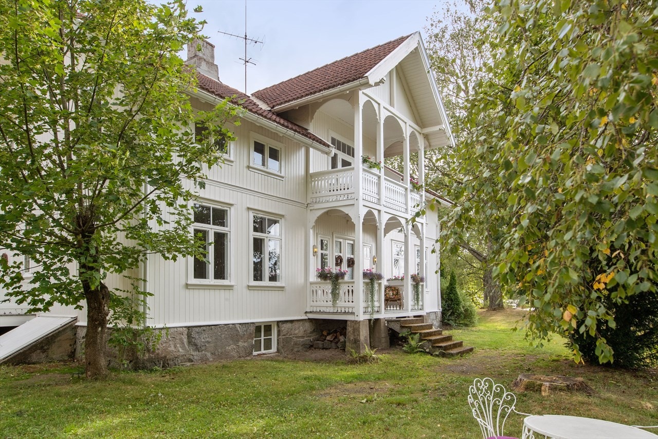 Tomten på over 5,5 mål har flere soner, prydhage, frukthage og hamnehage. Galleribilde