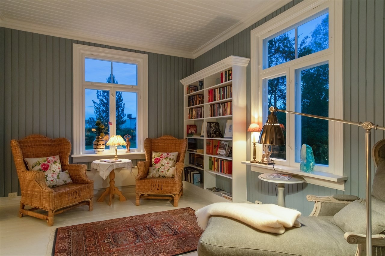 Rommene har lysmalt tregulv, hvitmalt panelhimling, bredt listverk og gode vindusflater. Galleribilde