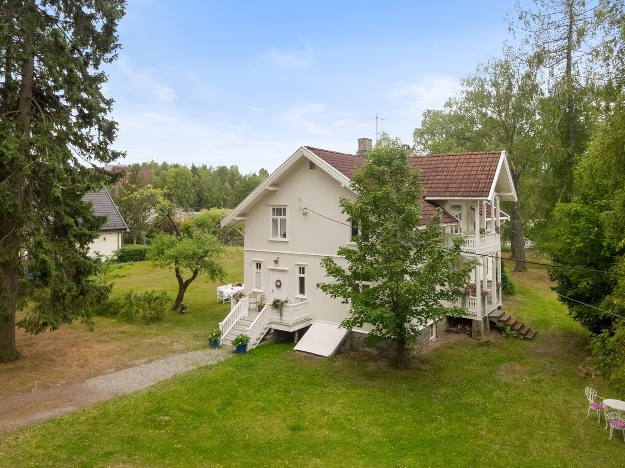 På siden av bygget er det kjøkkeninngang. Galleribilde