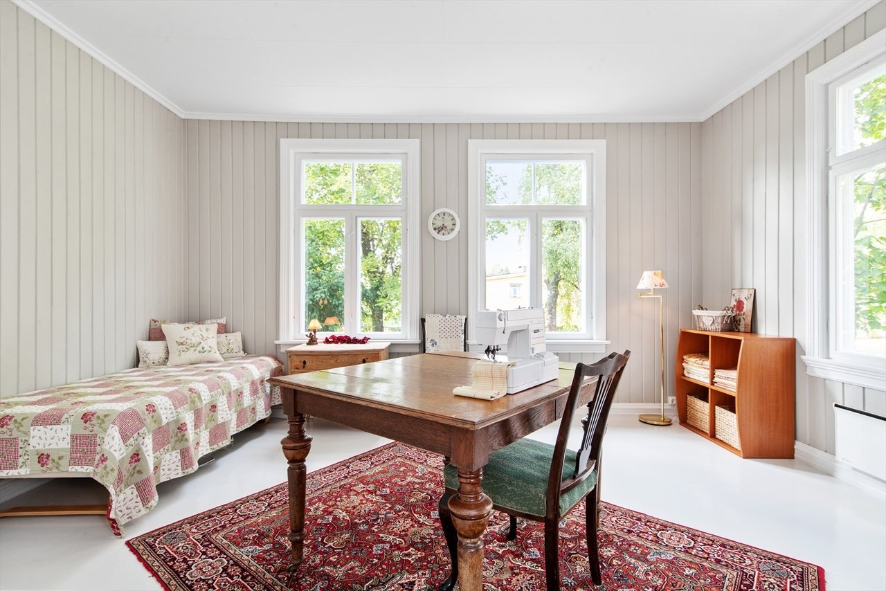 Ett av fem soverom, alle lyse og luftige. Galleribilde