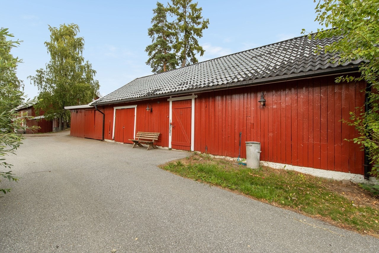 Stallen er på 141 kvm og har garasjeplasser. Galleribilde