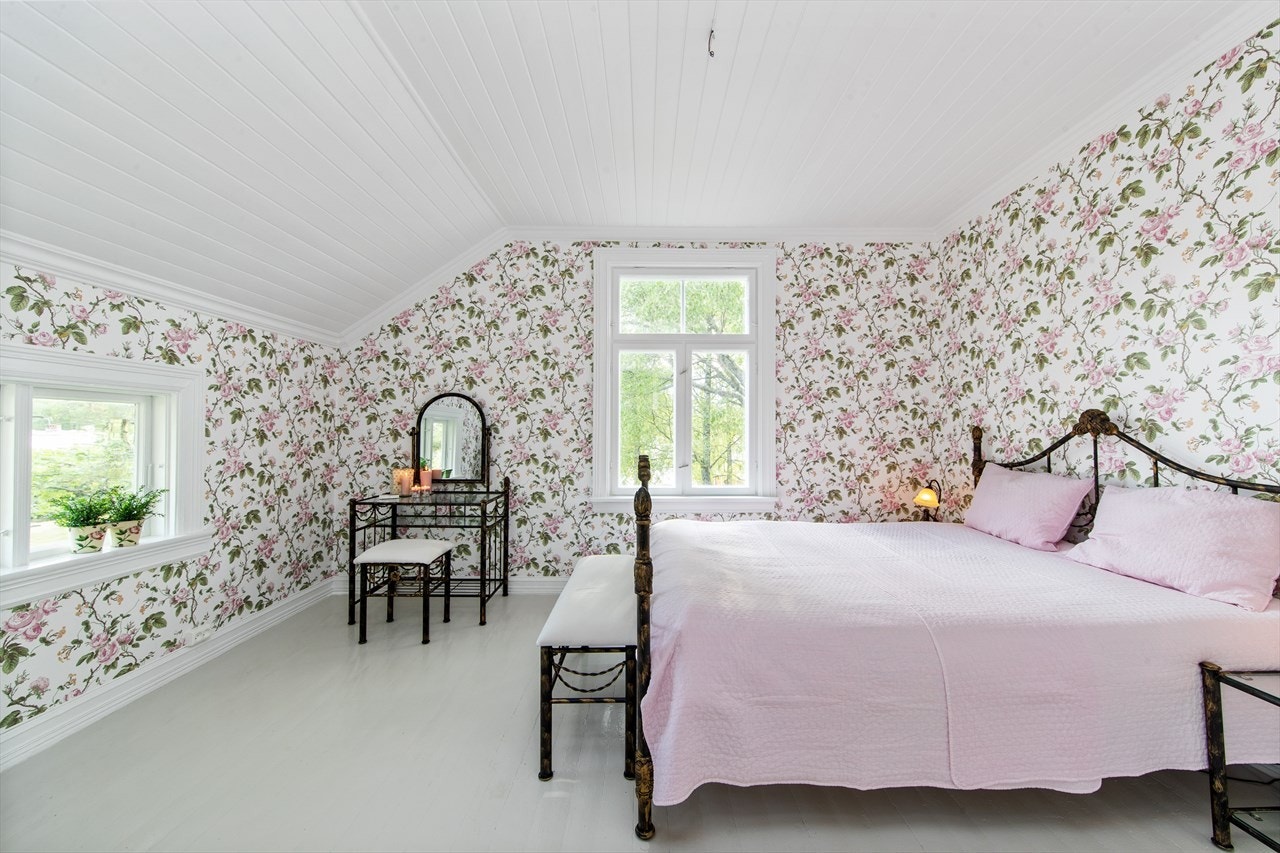 Nydelig blomstertapet og utsikt til frodig hage. Galleribilde