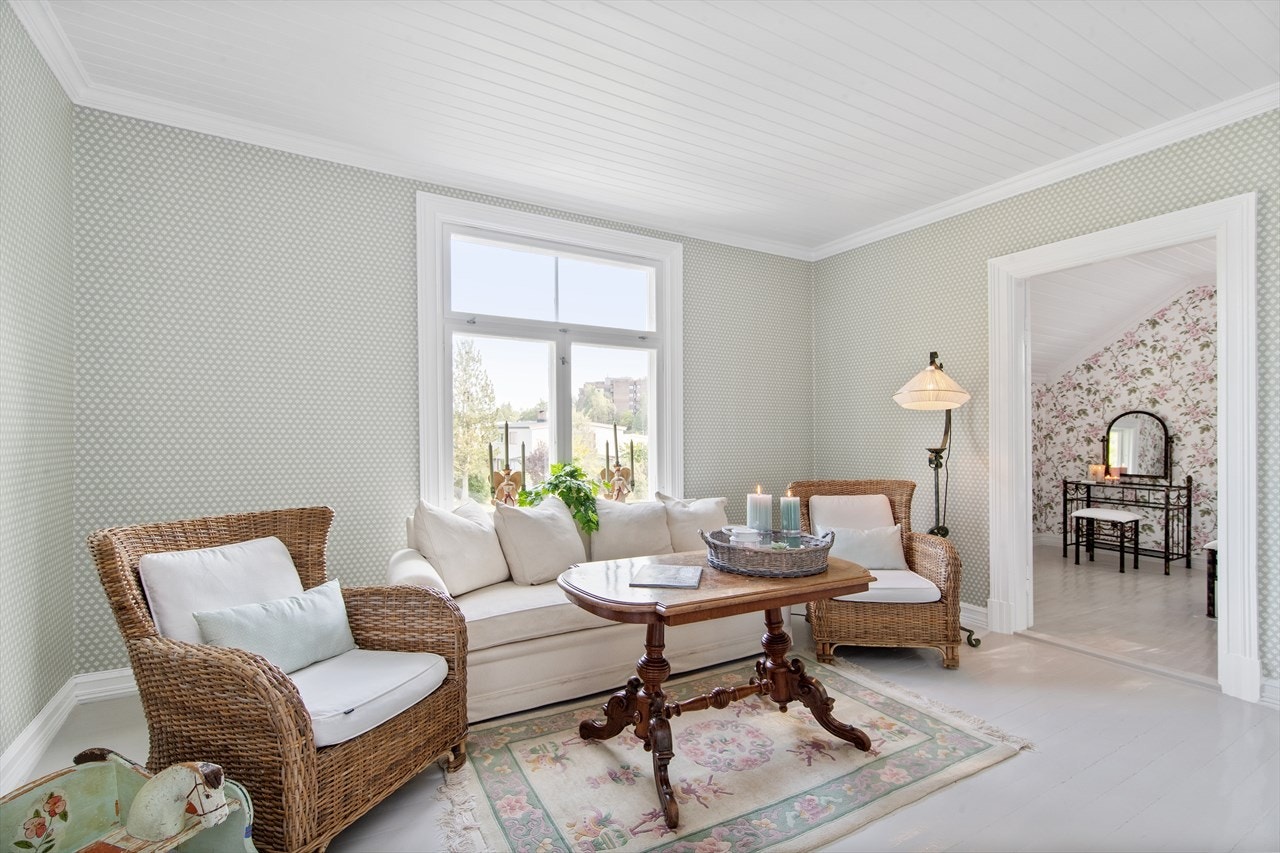 Stuen i andre etasje ligger mellom kjøkken og ett soverom. Galleribilde