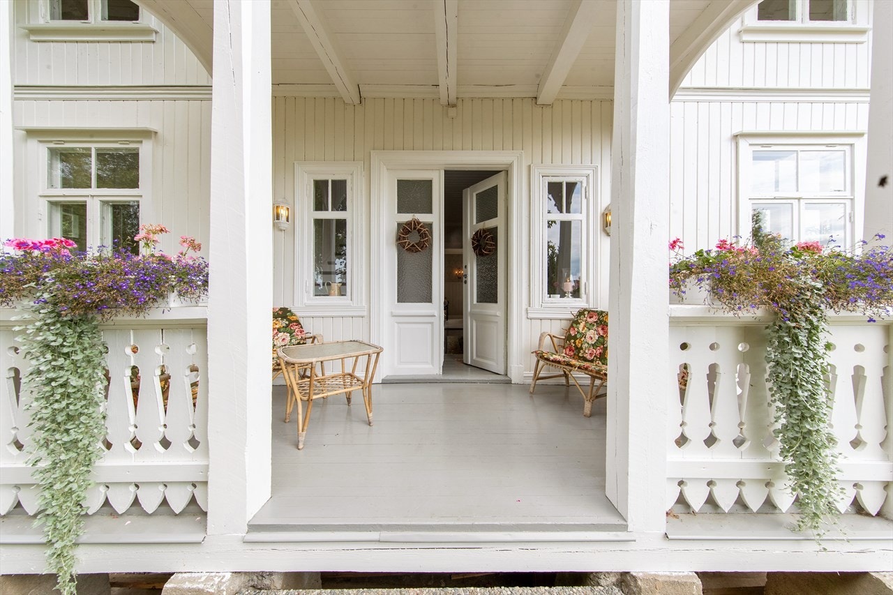 Hovedinngangen via innbydende veranda. Galleribilde