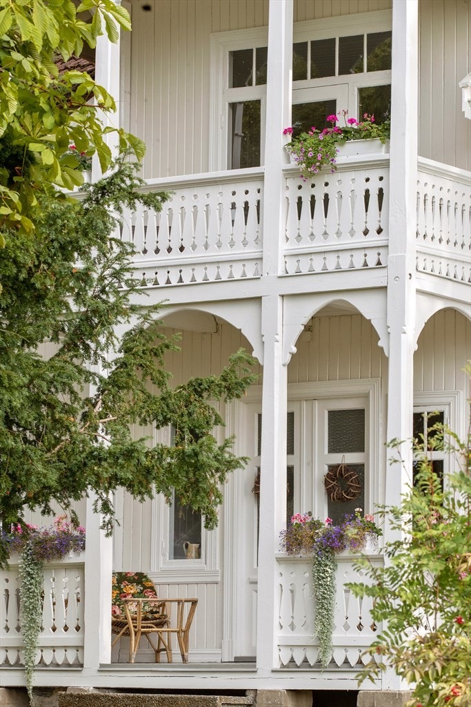 Sveitservillaen har klassiske verandaer, i første etasje som inngangsparti. Galleribilde