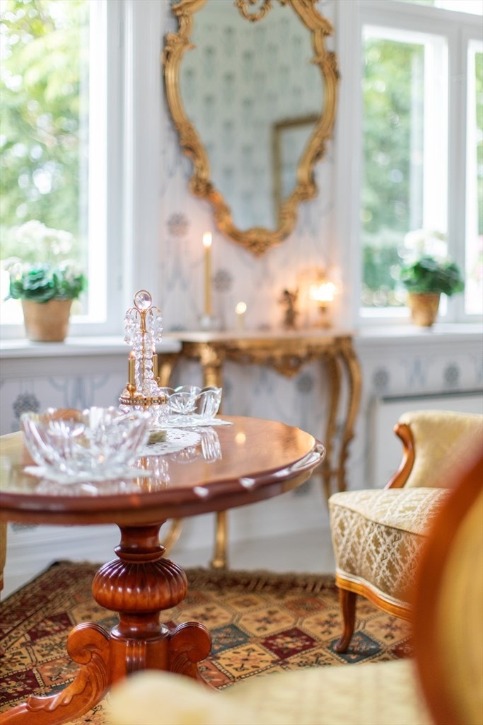 Sveitservillaen har fire stuer, hvorav tre i første etasje. Galleribilde