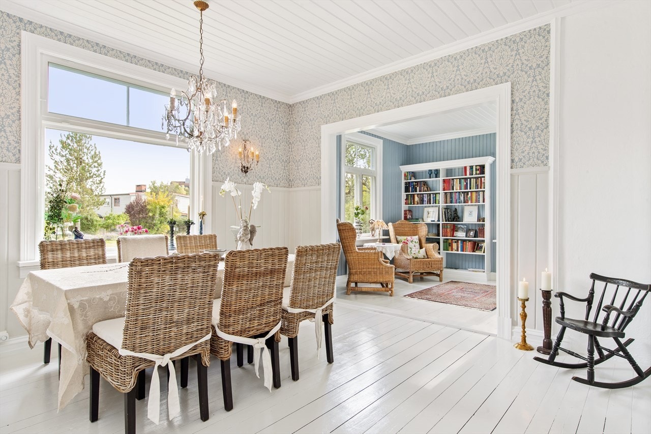 Spisestuen ligger ved kjøkkenet og er perfekt for selskapeligheter. Galleribilde