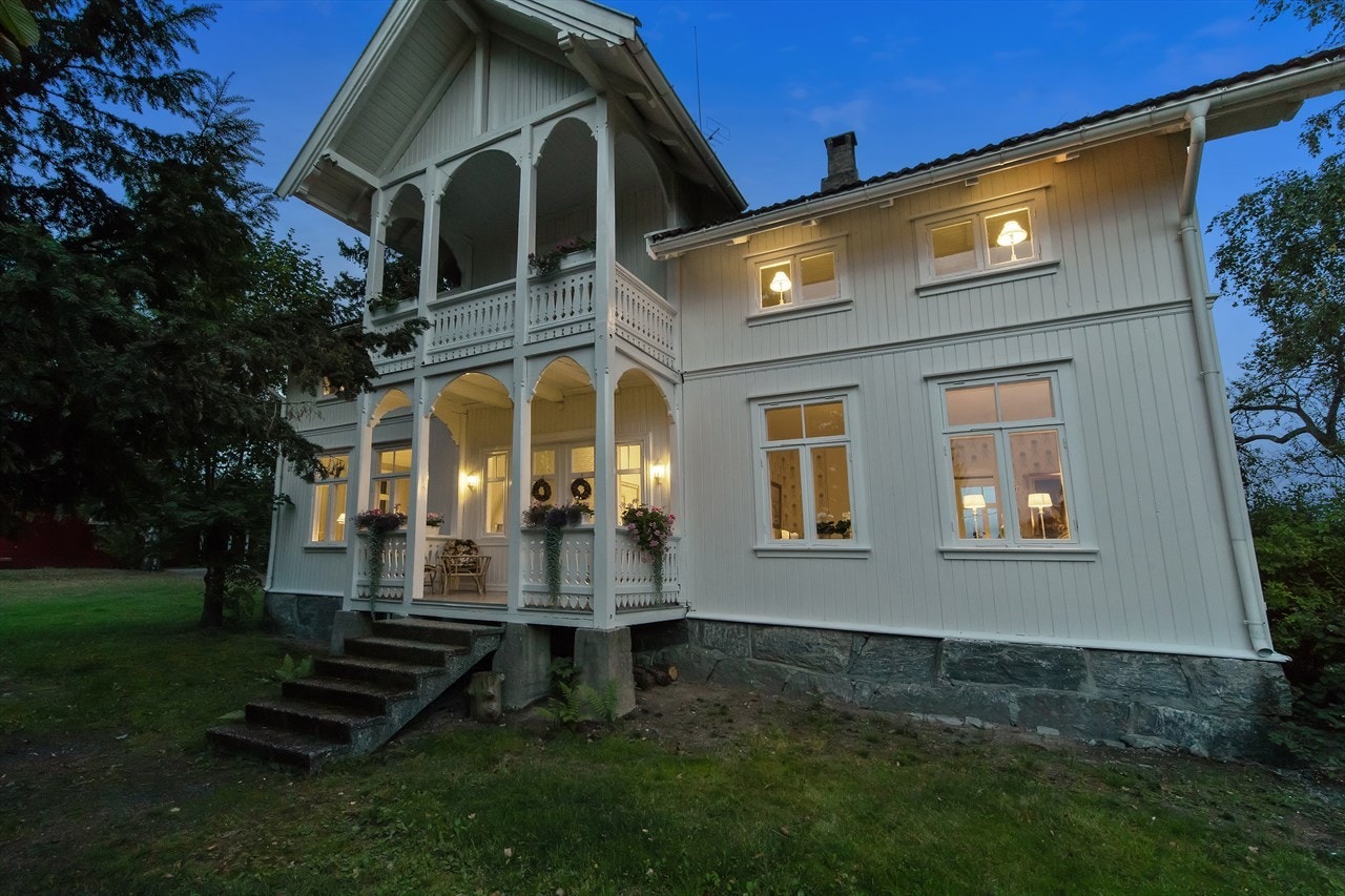 Eiendommen var opprinnelig en av Akersgårdene i Oslo, og i følge Nordstrands bosetningshistorie en del av Abildsøkomplekset, som i tillegg omfattet gårdene Abildsø, Nordre Langerud og nedlagte Haslefet. Galleribilde