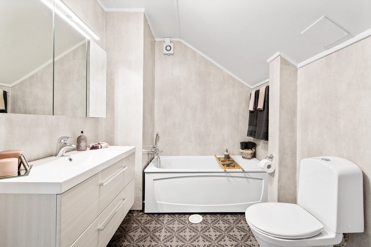 Badet i andre etasje ble pusset opp i 2018. Galleribilde