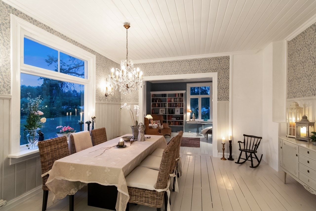 Det er to teglsteinspiper i boligen, så det er også mulighet for ildsted. Galleribilde