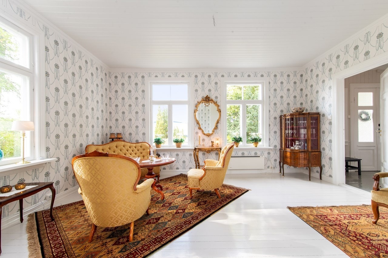 Rommene har luftig takhøyde og gode vindusflater. Galleribilde