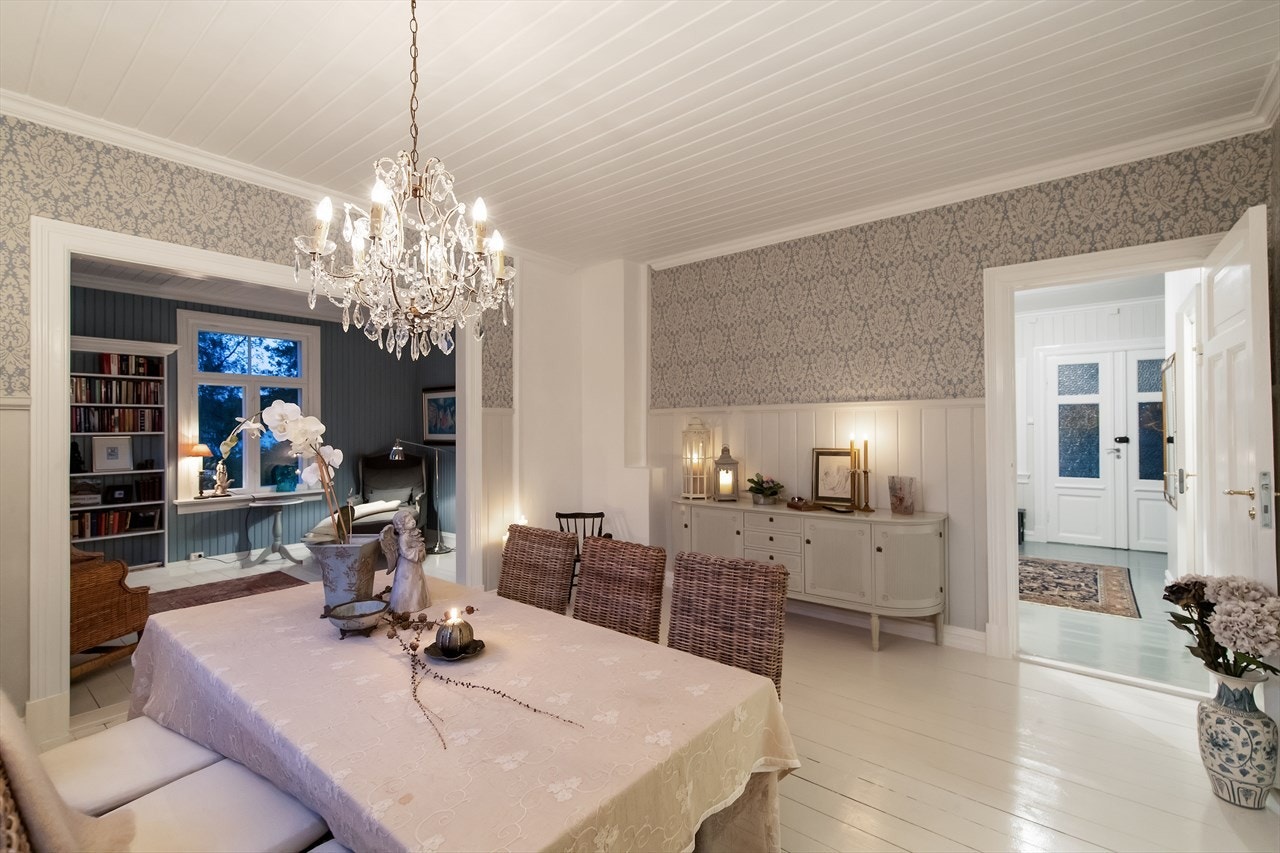 Totalt har boligen fire stuer, tre i første etasje og én i andre etasje. Galleribilde