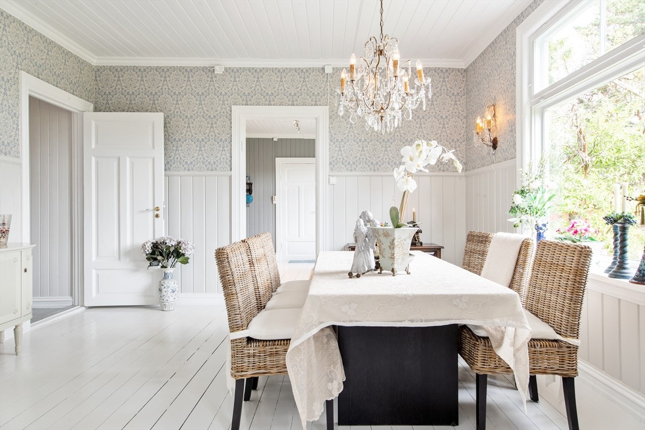 Spisestuen i første etasje er et vakkert og luftig rom. Galleribilde