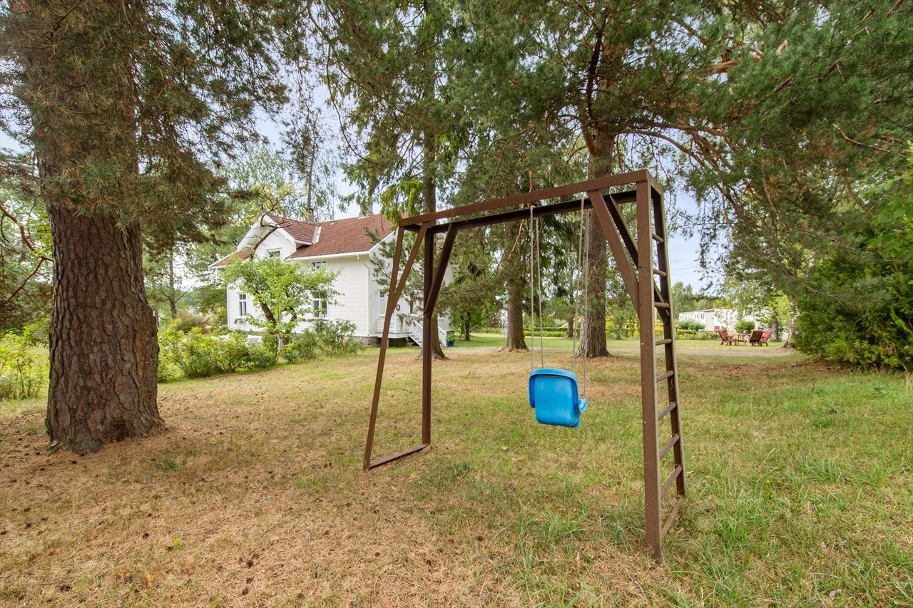 Stort uteområde rundt boligen for både store og små. Galleribilde