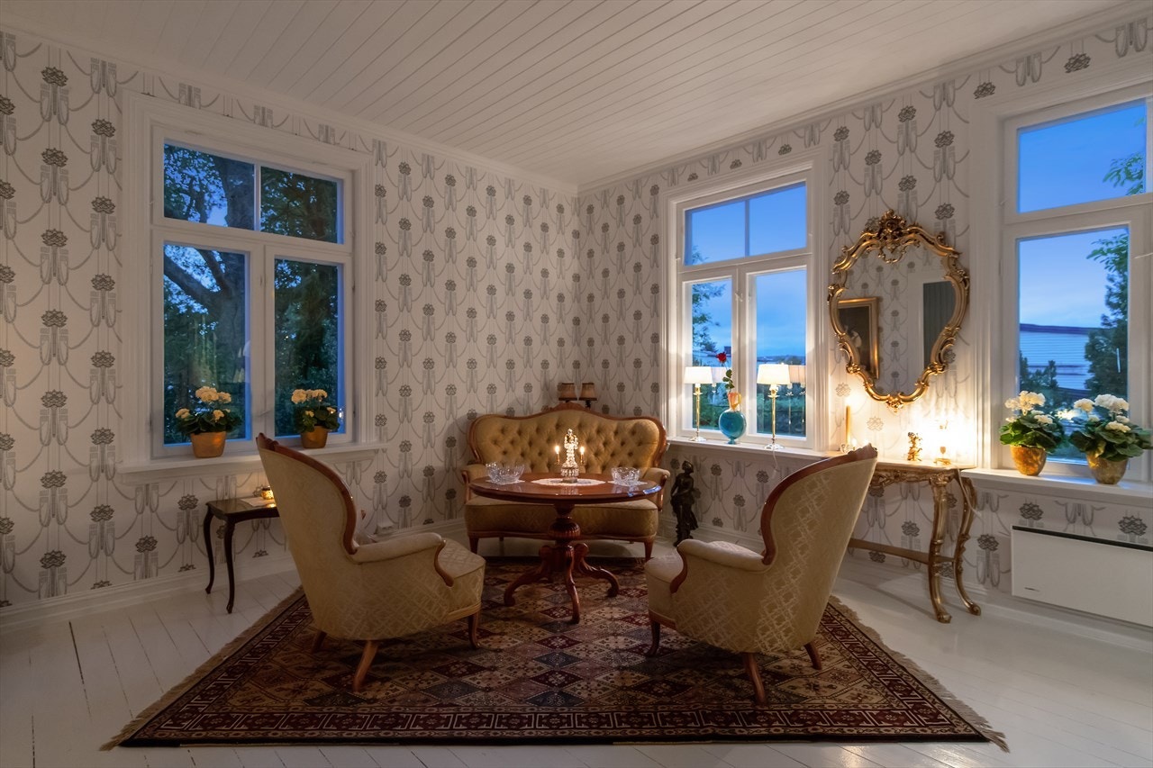 Hovedstuen har en nydelig tapet på veggene og ligger ellers tilknyttet hallen. Galleribilde