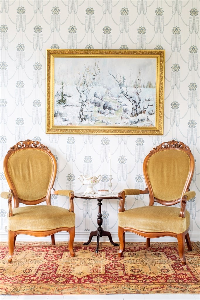 Hovedstuen har vakker tapet og malt tregulv. Galleribilde