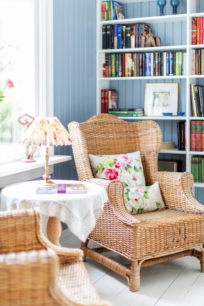 Den svale blåfargen på veggene passer utmerket til rommet. Galleribilde