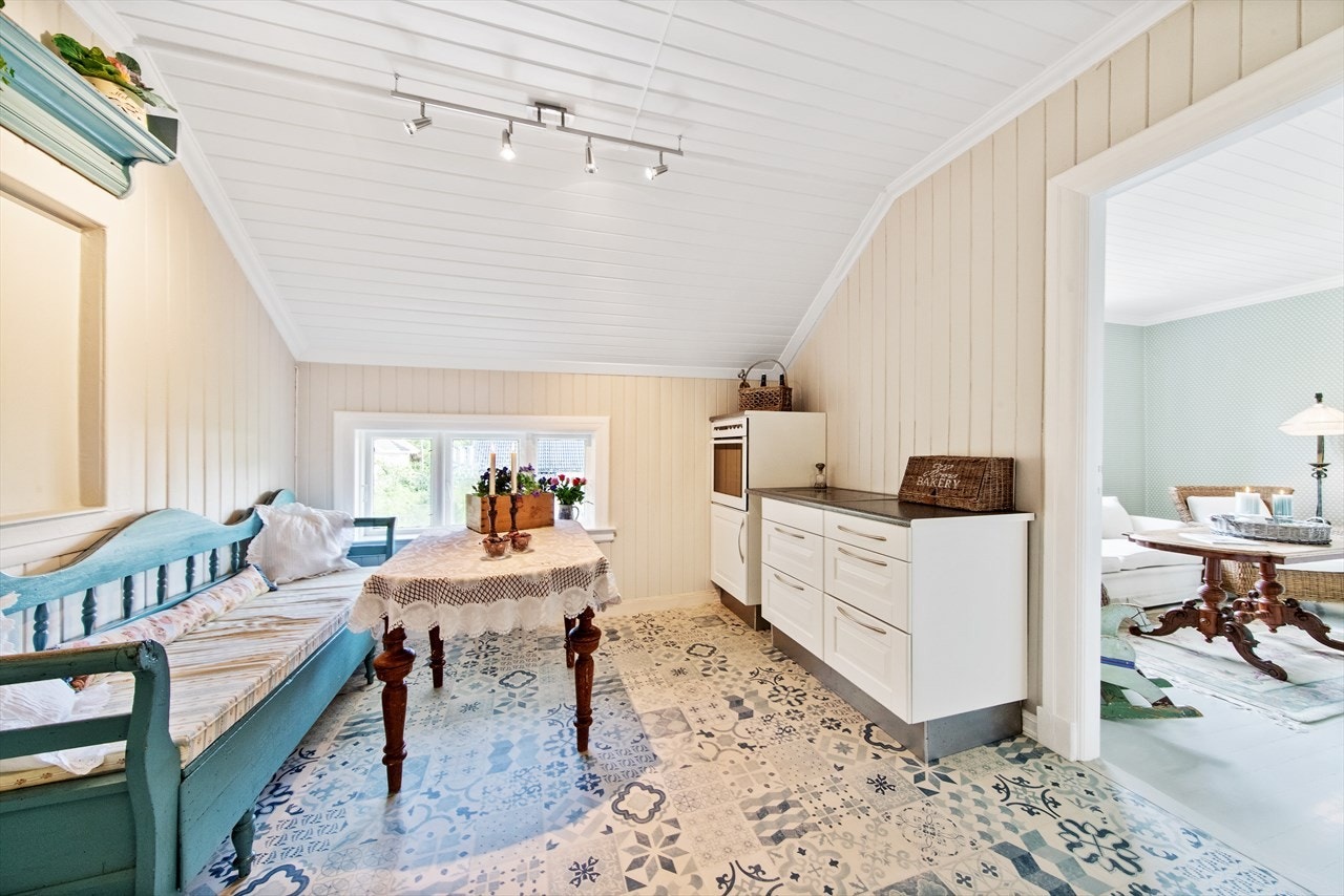 Kjøkkenet i andre etasje har god plass for spisebord. Galleribilde