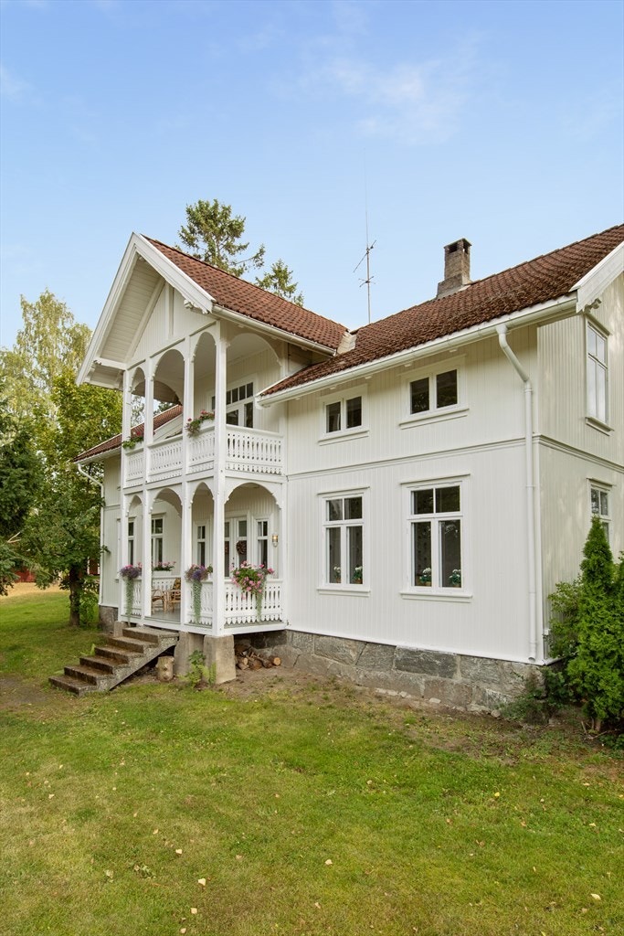 Bygningen fra 1920 er velholdt og ligger omkranset av hage. Galleribilde