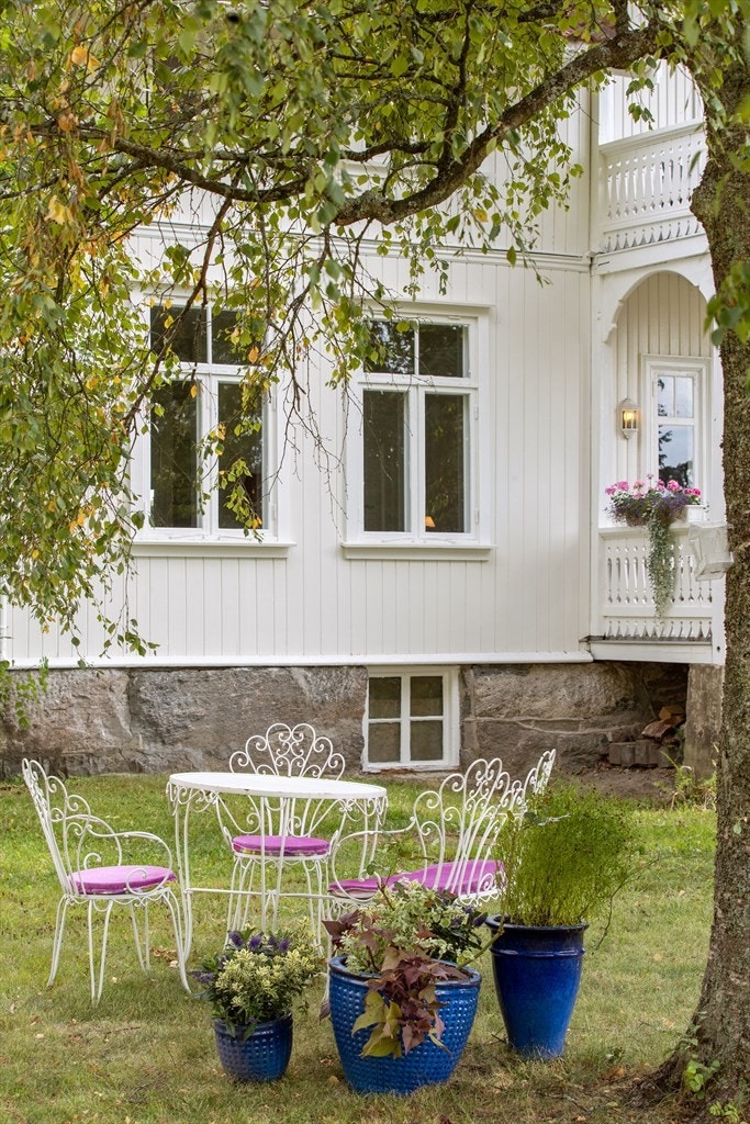 Det er lett å finne en koselig uteplass under trekronene. Galleribilde