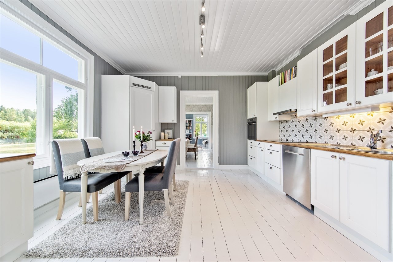 Kjøkkenet har integrerte hvitevarer og stort kjølehjørne. Galleribilde