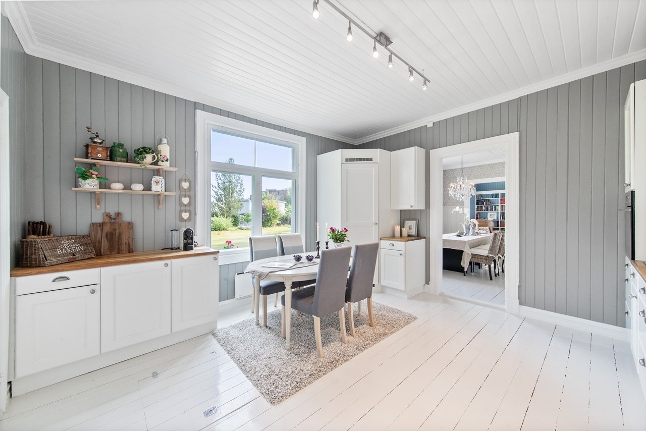 Det er god plass for spisebord på kjøkkenet. Galleribilde