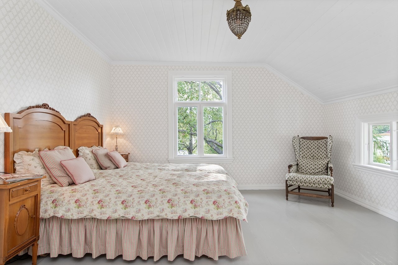 Flere rom har malt tregulv og romantisk tapet. Galleribilde