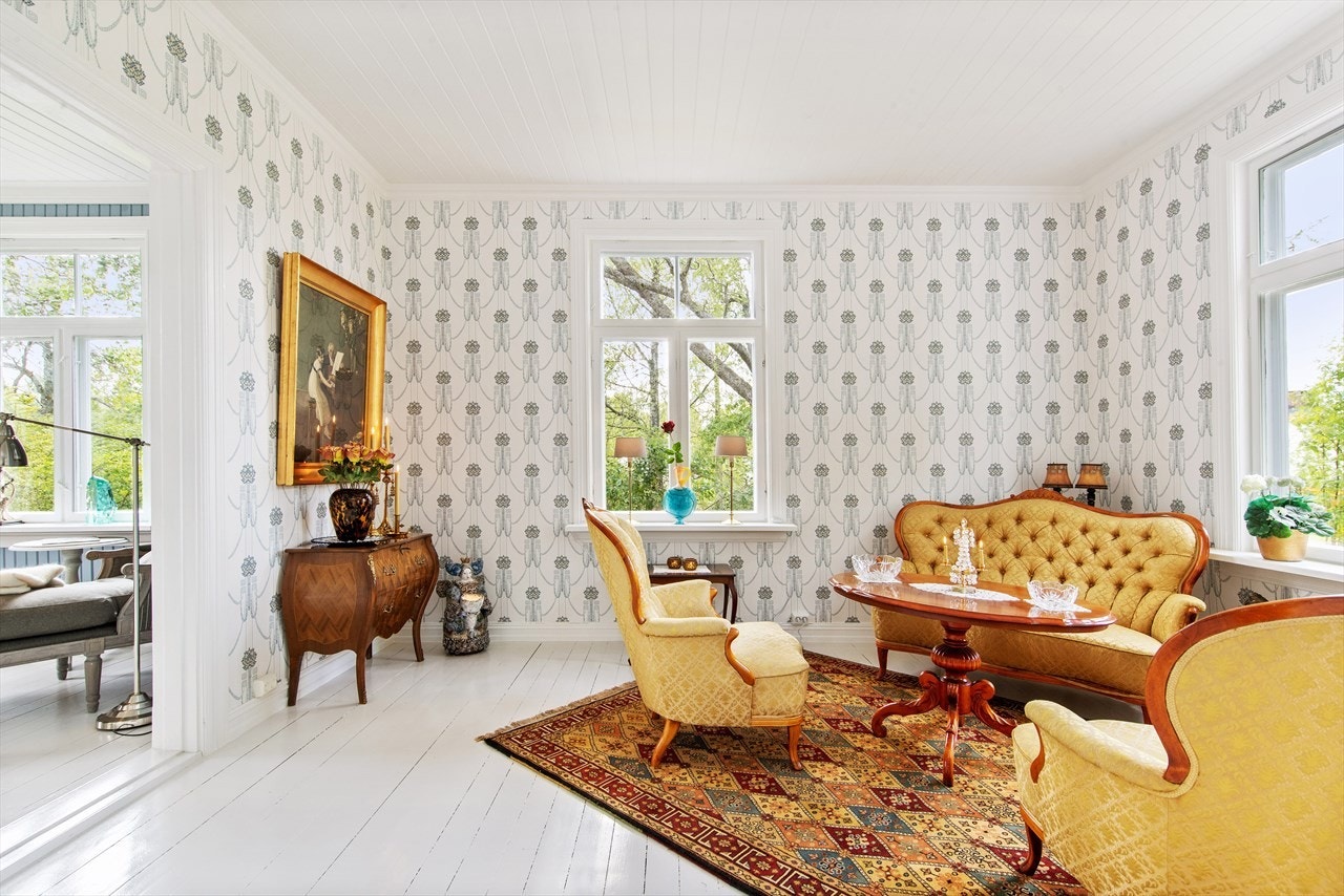 Hovedstuen, dagligstuen og spisestuen ligger i flukt med hverandre. Galleribilde