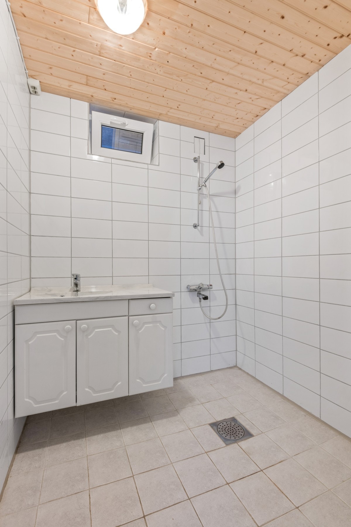 Bad i underetasje pusset opp i 2018. Flisgulv med varme. Galleribilde