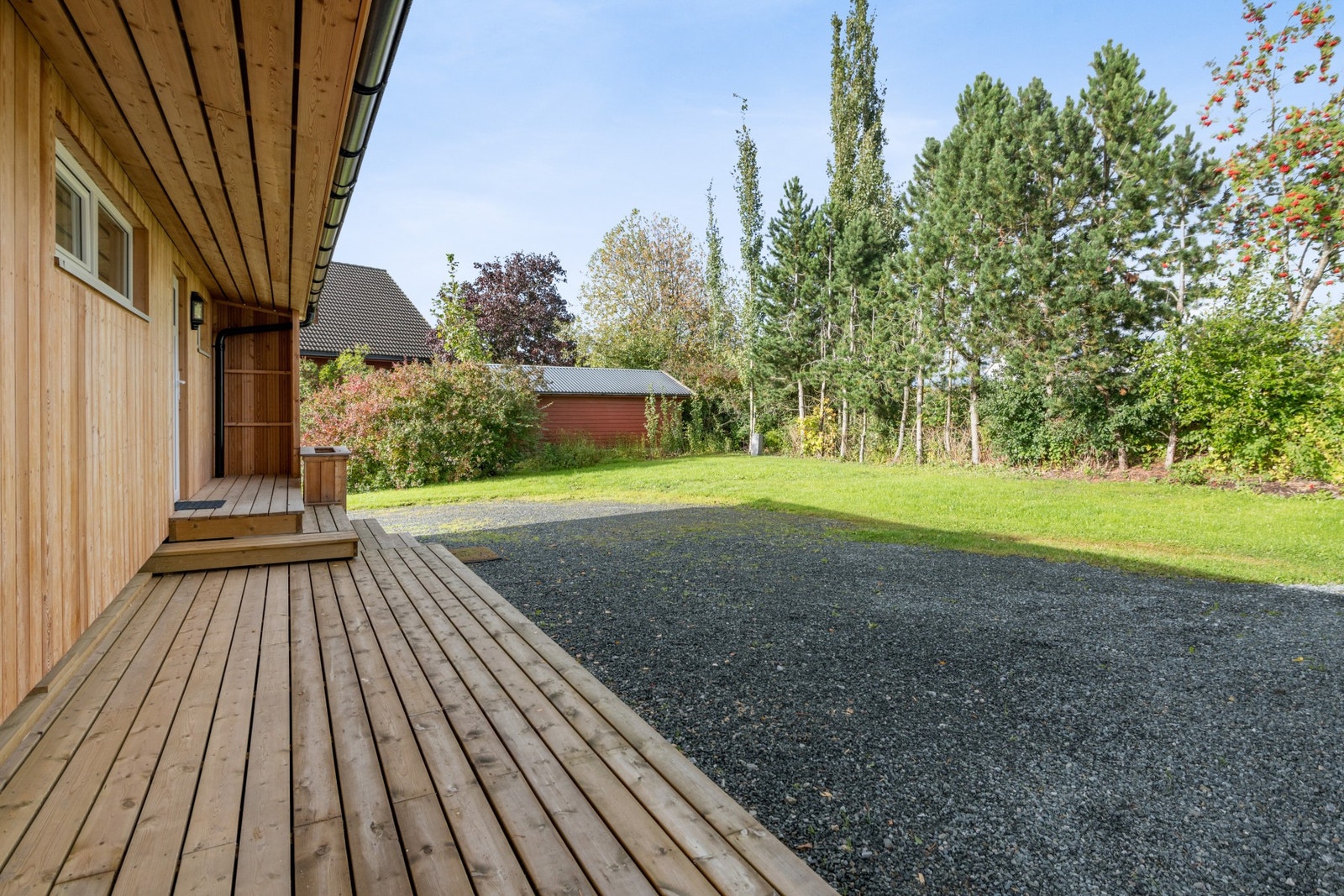 Romslig gårdsplass med plass til flere biler. Galleribilde