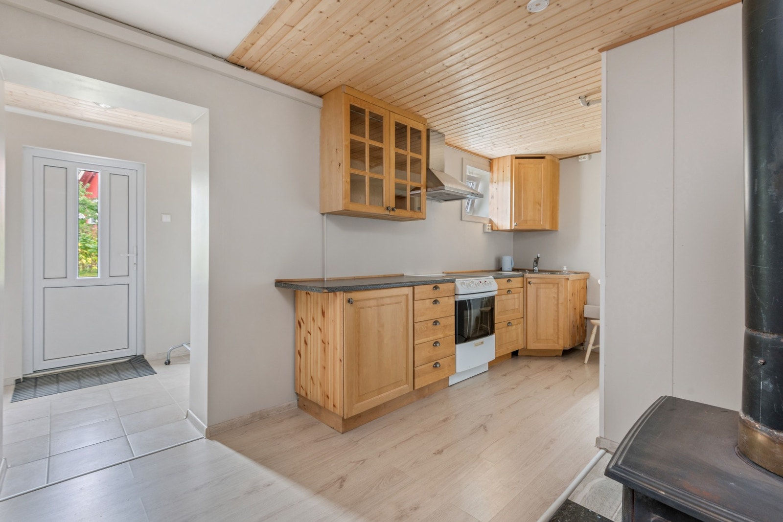 Vindfang og kjøkken i underetasje. Galleribilde