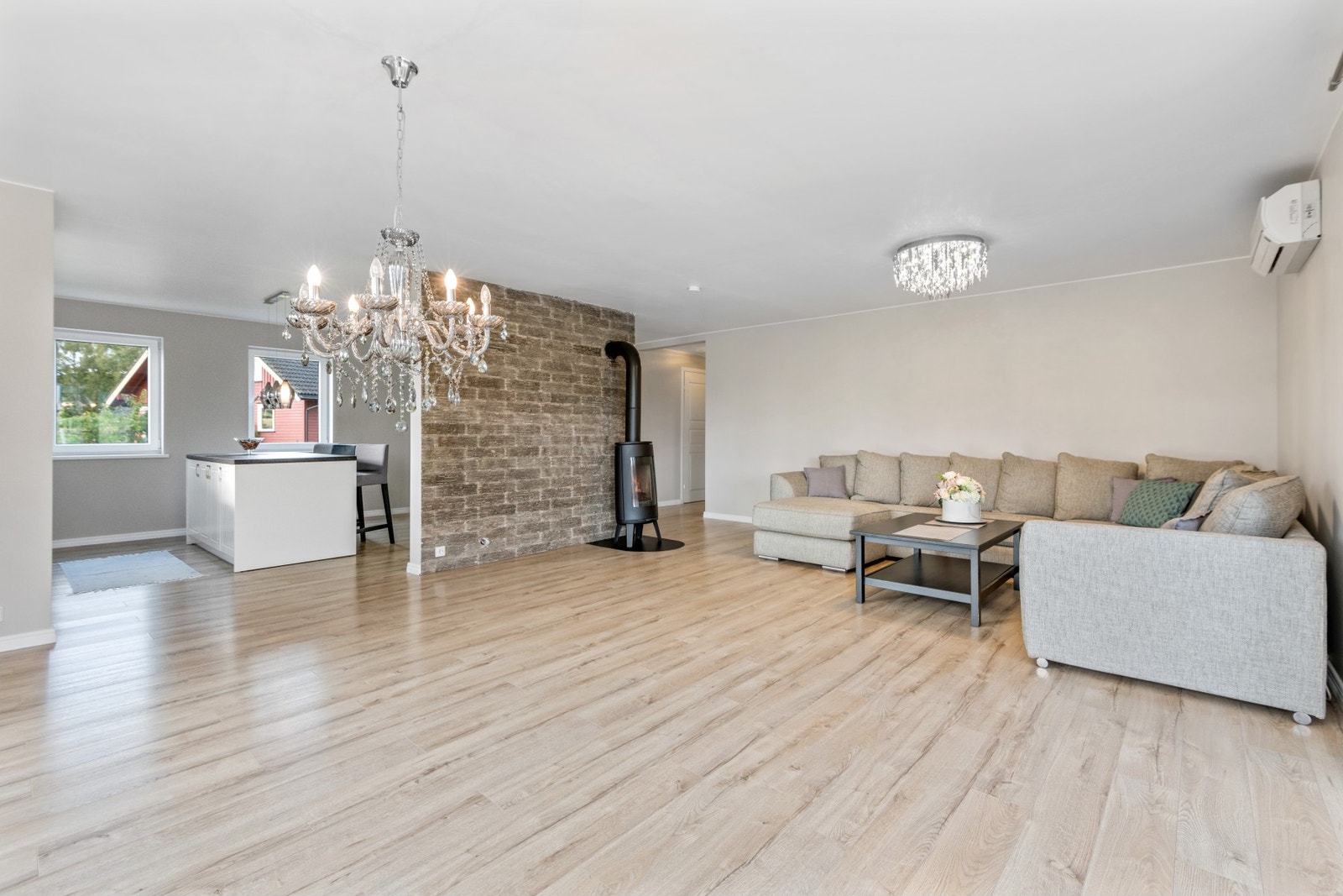 Praktisk planløsning med åpen stue og kjøkkenløsning. Galleribilde