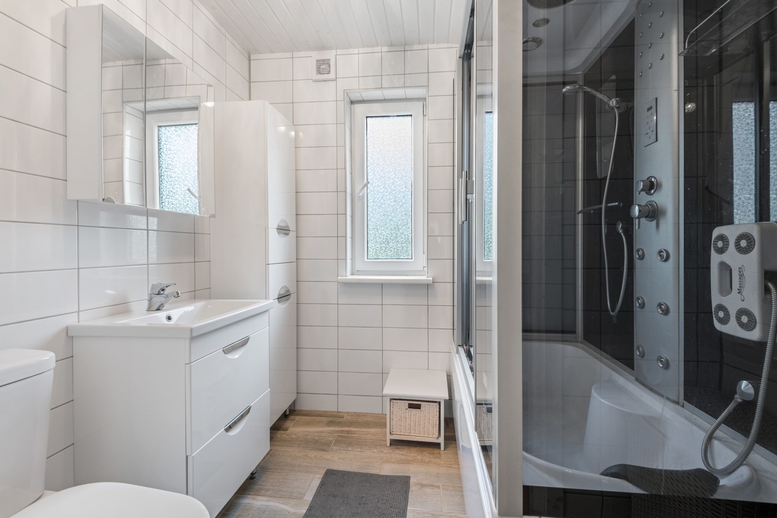 Badet i 1. etasje er pusset opp i 2018, og har flislagt gulv med varme. Galleribilde