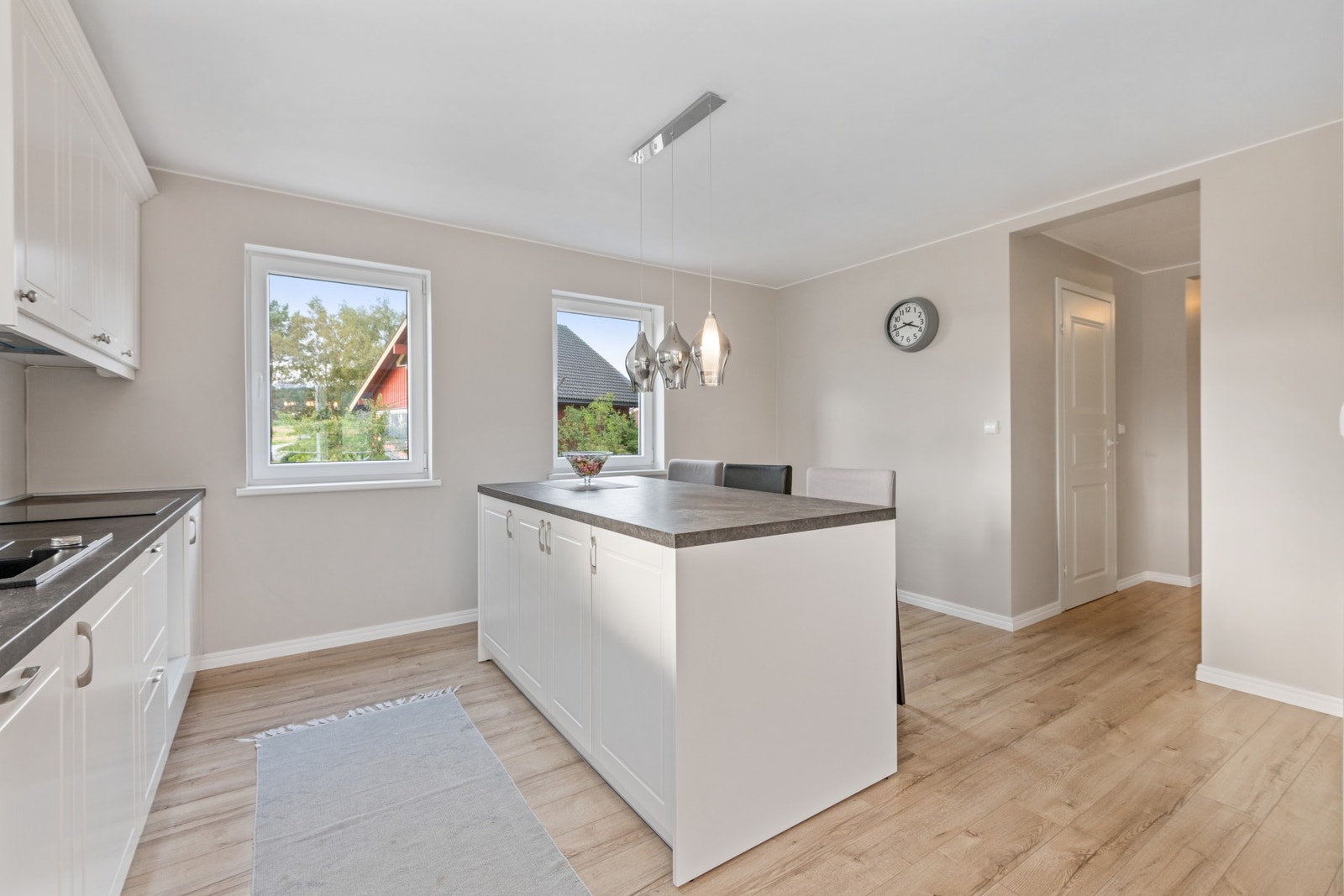 Godt med oppbevaring og benkeplass. Galleribilde