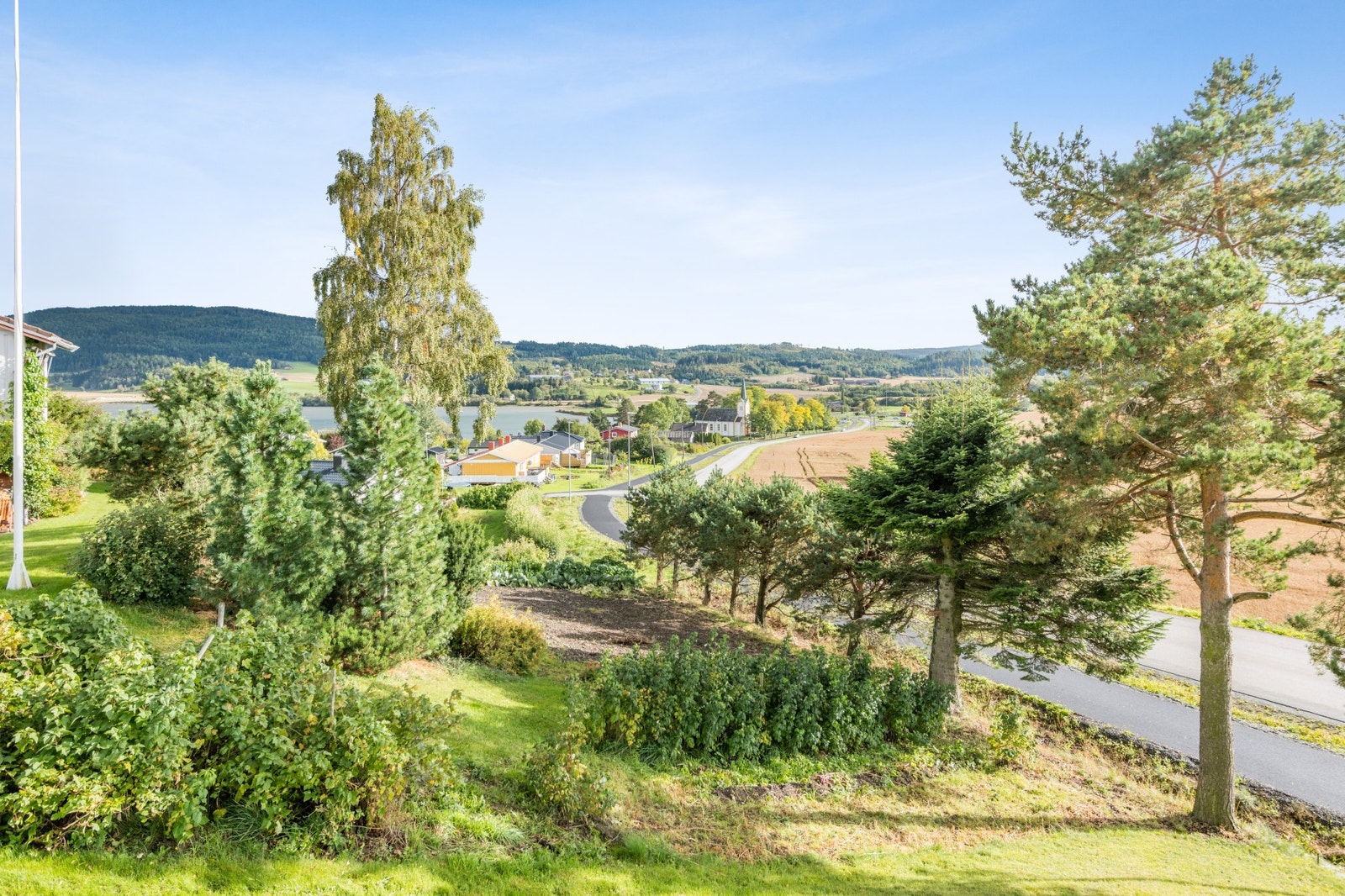 Attraktiv beliggenhet like ved boligfeltet på Ekne. Galleribilde